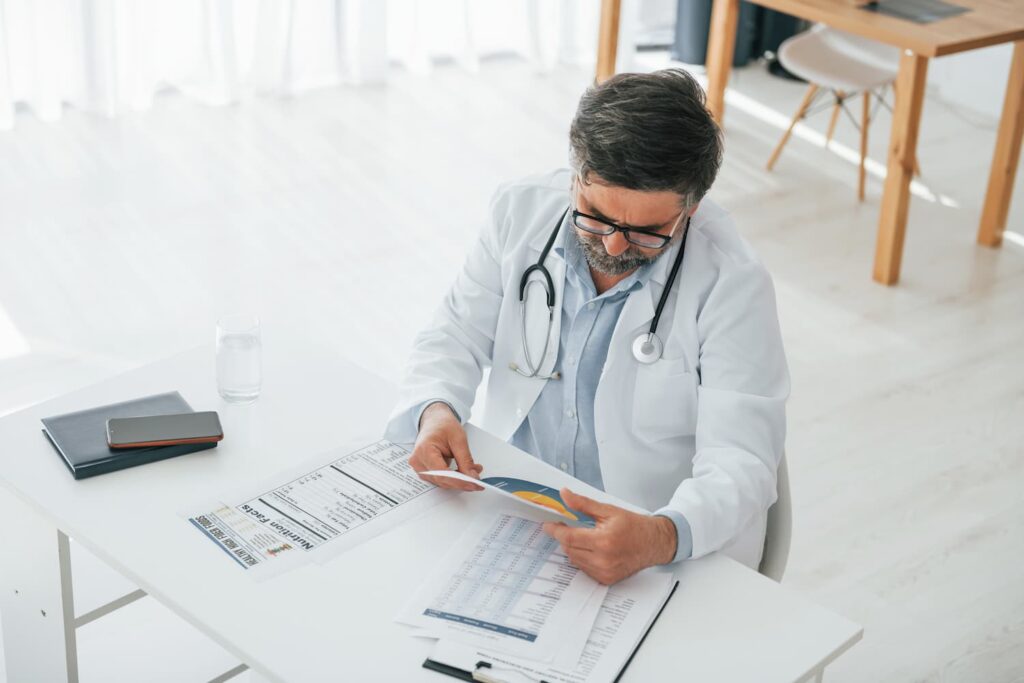 Médico No Consultório Vendo Imposto - QUERINO CONTABILIDADE