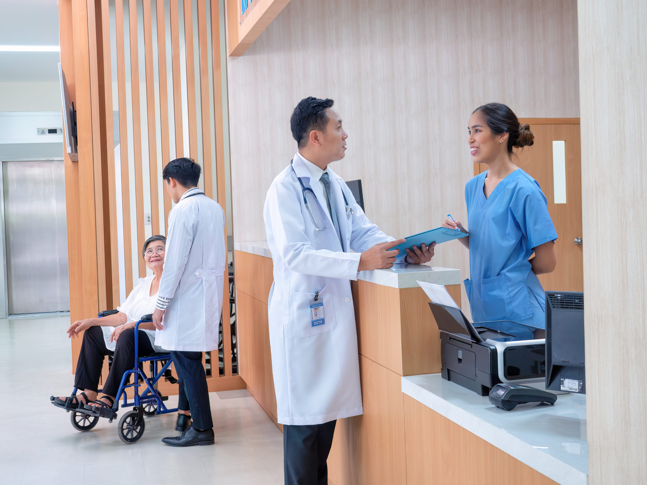At Hospital Hall Patient Sit Waiting Information Counter Doctor Speaking To Administrative Crew - QUERINO CONTABILIDADE